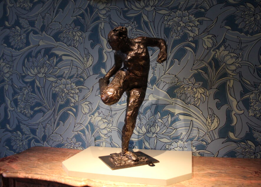 Edgar DEGAS • Danseuse regardant la plante de son pied droit