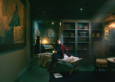 Une nuit au musée avec Évelyne Bloch-Dano : Lectures à la lueur des lampes torches